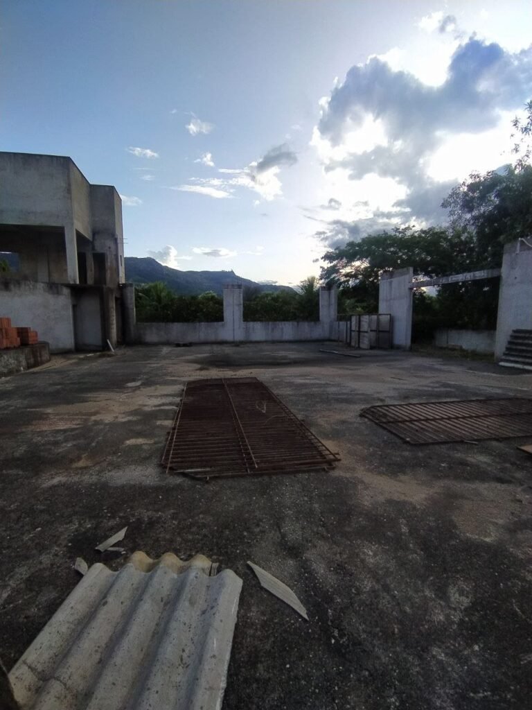 Lote com Construção no Bairro Capim — foto 4