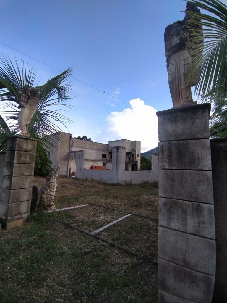 Lote com Construção no Bairro Capim — foto 1